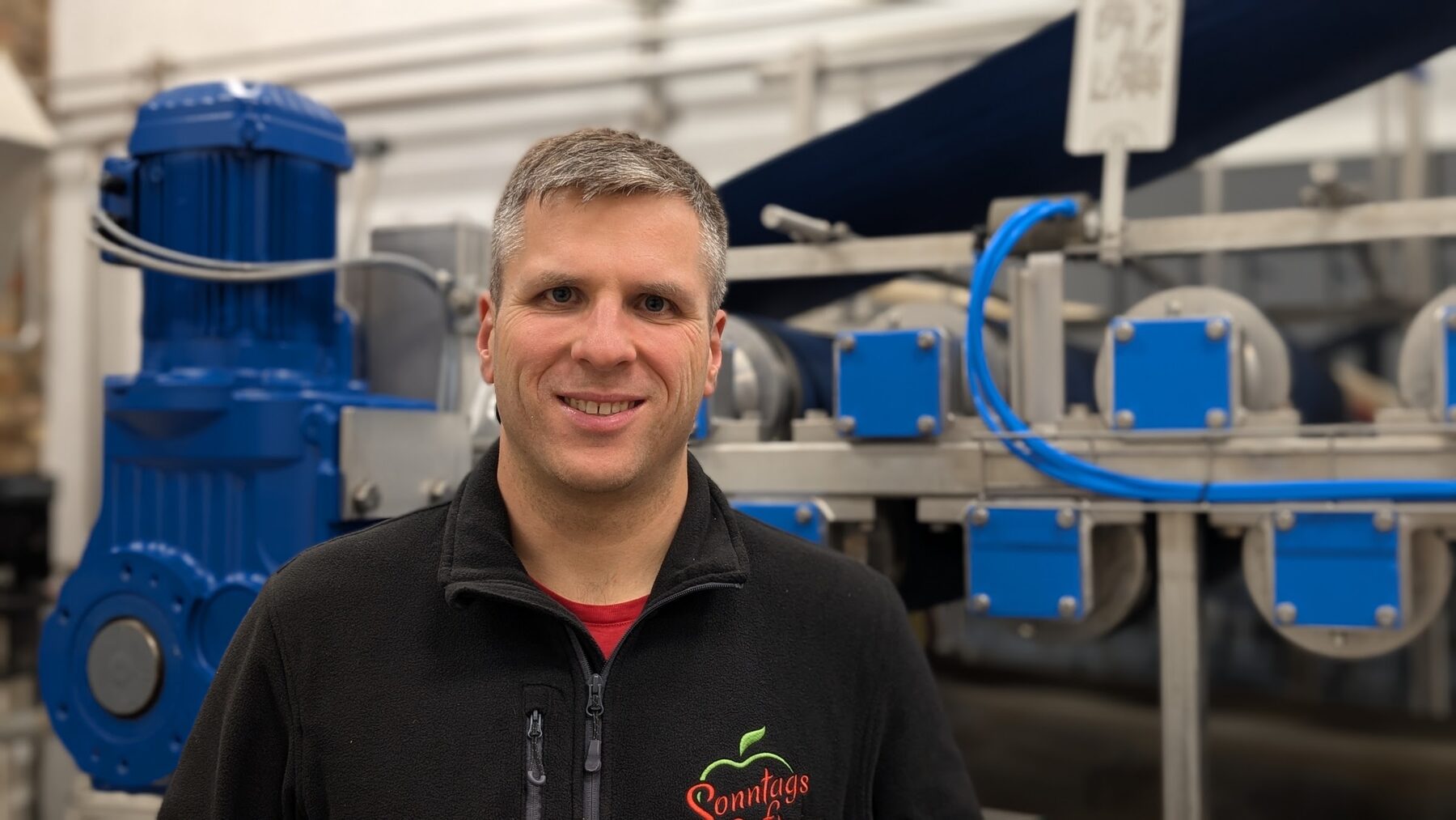 Dominic Sonntag an der Bandpresse der SonntagsSAFT GmbH in Bannewitz